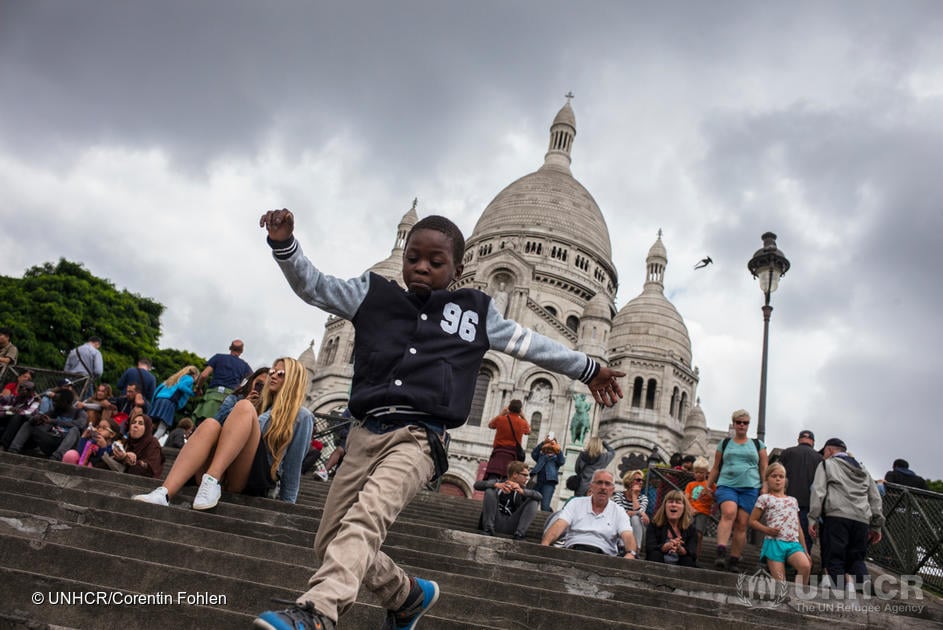 Bora et ses deux enfants, des réfugiés congolais, s'installent en France