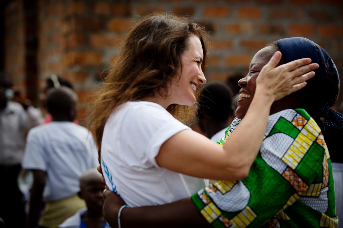UNHCR Goodwill Ambassador Kristin Davis in the Democratic Republic of the Congo with Sister Angelique Namaika, a past Nansen Refugee Award winner.
