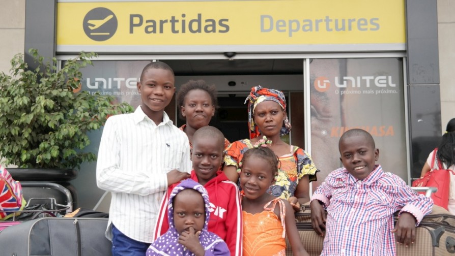 Musabyenamariya Fratenata and her children at the airport in Angola prior to their departure for Rwanda. © UNHCR/Martim Gray Pereira