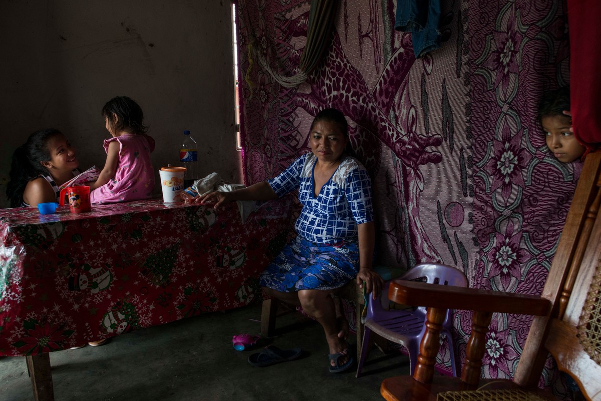 Mexico. A large family, escaped from violence of El Salvador, have find shelter in Chiapas, where they started a new life
