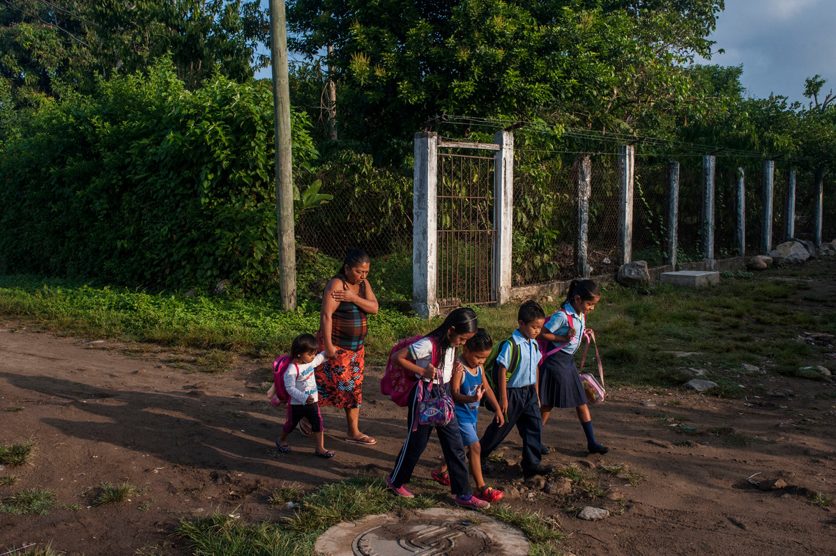 A large family, escaped from violence of El Salvador, have find shelter in Chiapas, Mexico, where they started a new life.