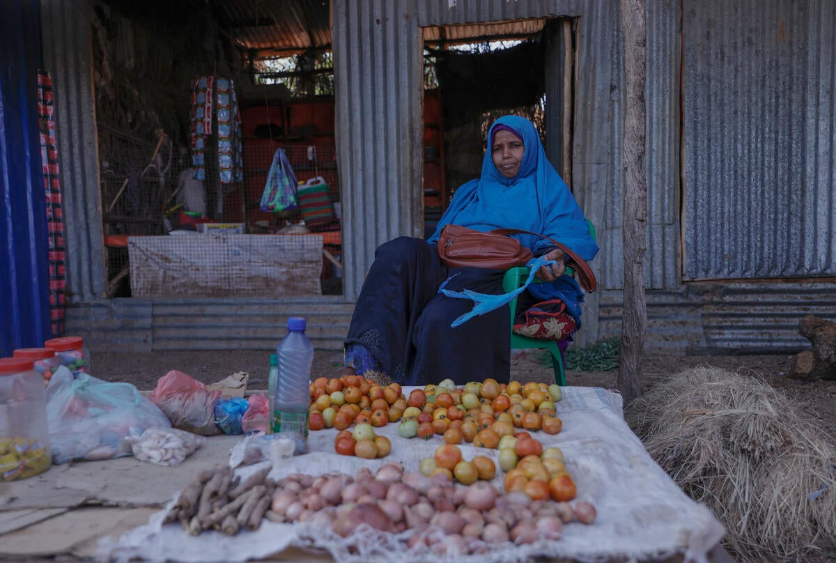 ظهرة محمد تنتظر الزبائن في سوق مخيم ملكاديدا لكن قلة من الناس تستطيع شراء الطماطم.