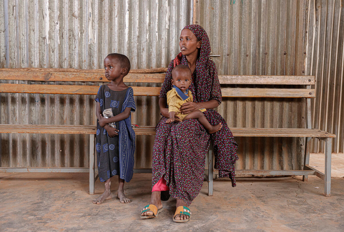 سميرة عبدي تنتظر تلقي الطعام والعلاج لأطفالها الذين يعانون من سوء التغذية في مركز للتغذية في مخيم ملكاديدا