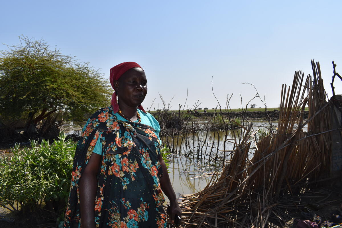 Soudan. Triza Amum looks at what remains of her shelter following the floods.
