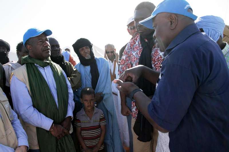 Coordenador do ACNUR no Mali, Valentin Tapsoba (à esquerda, de boné) em visita a um acampamento na Mauritânia. (ACNUR)