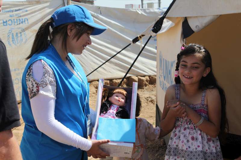 Trabalhadora humanitária leva presente de menina britânica à refugiada síria no Iraque. Foto: ACNUR