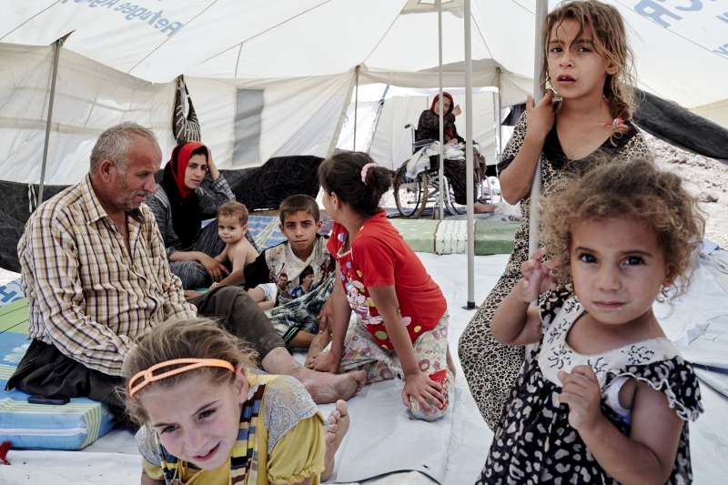 Deslocados internos iraquianos de Mossul em uma tenda do ACNUR no campo de trânsito de Garmava, próximo a um posto de controle na estrada entre Mossul e Duhok, no Curdistão iraquiano. Foto: ACNUR/S.Baldwin
