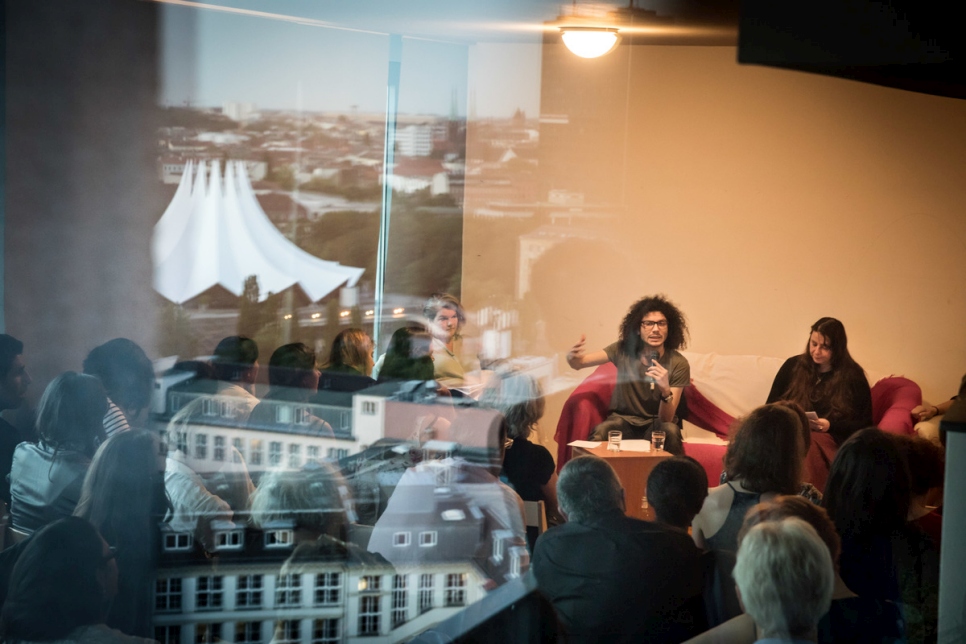 الكاتب السوري الفلسطيني رامي العاشق يتحدث في مكتبة مهند في برلين.