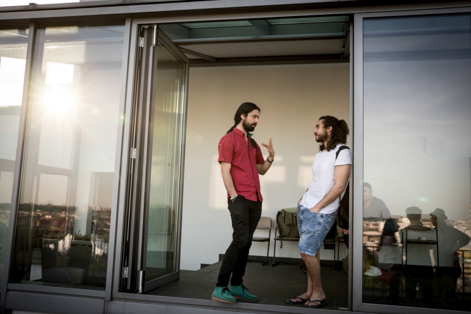 مهند يتحدث إلى أحد الضيوف في أحد مجالس القراءة المنظمة في المكتبة.