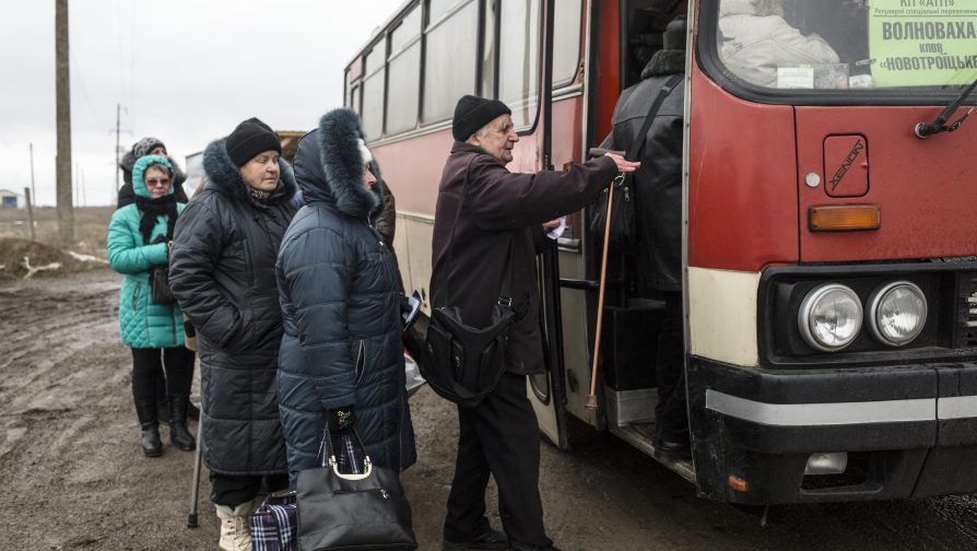 Українським пенсіонерам доводиться поневірятися, перетинаючи лінію розмежування