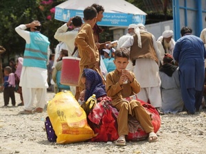 UNHCR staff assist Afghan families who have been returned from Pakistan at the Torkham border crossing, Afghanistan.  © UNHCR/Oxygen Media Empire