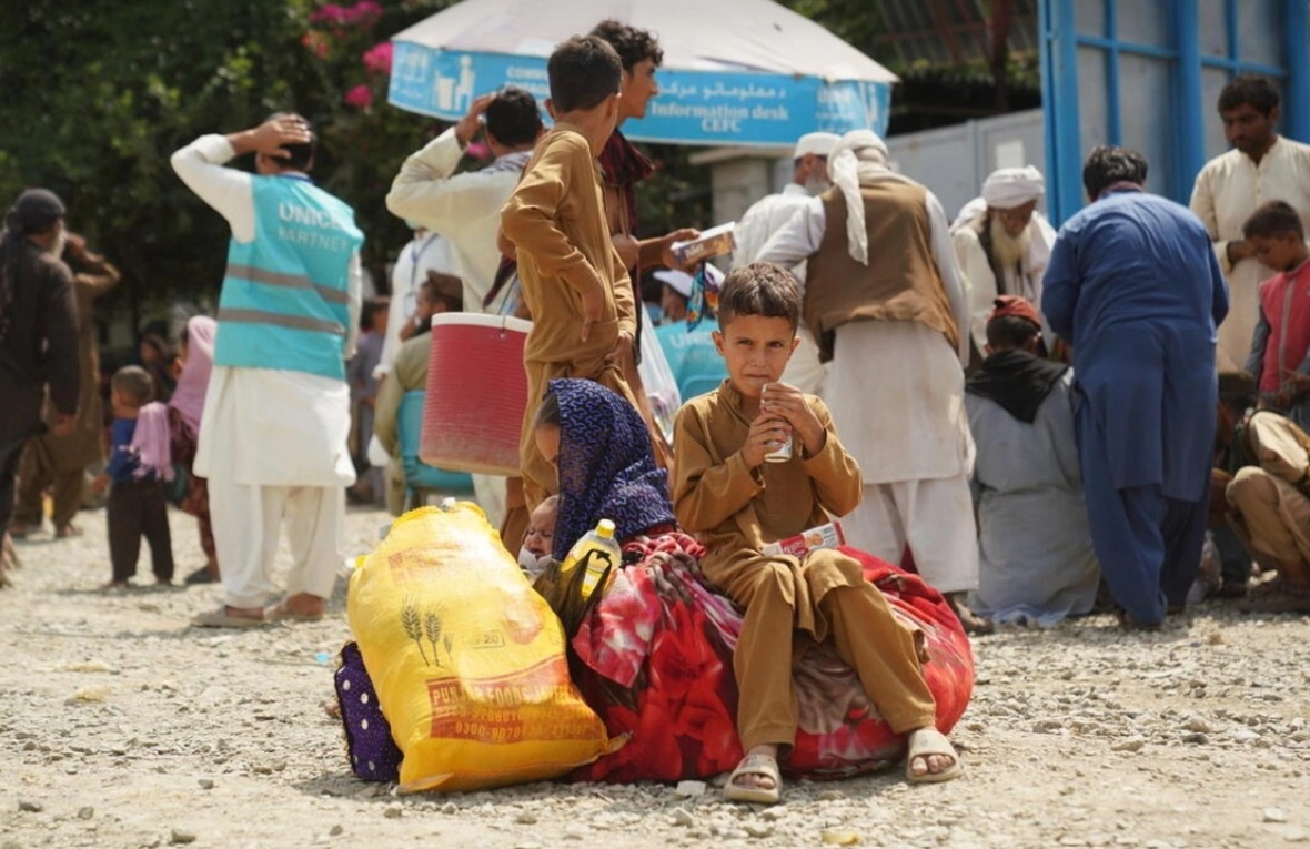 UNHCR staff assist Afghan families who have been returned from Pakistan at the Torkham border crossing, Afghanistan.  © UNHCR/Oxygen Media Empire