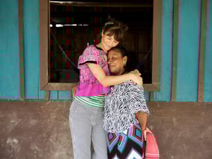 La Embajadora de Buena Voluntad de ACNUR, Helena Christensen, abraza a la coordinadora de Unión Wounaan, Luzmila Ismare, durante su visita a Colombia.