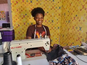Joyce Henyo, 23 ans, réfugiée du Togo, est passionnée de mode et désireuse d'aider les gens à se mettre en valeur