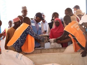 Un groupe de refugiés reçoit des vivres au camp de Minawao au Cameroun.