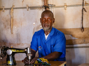 Niger. A malian refugee in his tailoring workshop