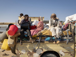 A Sudanese family has just arrived by car at the Tiné border on the Chadian side, exhausted and hungry but feeling safe. They fled recurring violence in the West Darfur region, only being able to take some few possessions with them. In Tiné, they will undergo medical screening and registration before being transported to a UNHCR transit center five kilometers away, where they will be able to stay in temporary shelters and receive food. They will then be relocated by UNHCR to Touloum refugee camp, a two-and-