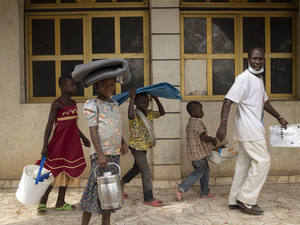 Refugees from the Central Africa Republic have just collected NFIs at a UNHCR distribution center in Yakoma, northern DRC, and are walking back to the homes of the Congolese families hosting them. 