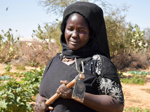 
Zeina, a Malian refugee, grows vegetables in Mbera refugee camp. Her family farmed in Mali but she learned new techniques in Mauritania.