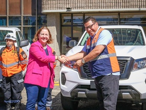 La Representante de ACNUR en El Salvador, Laura Almirall, durante la entrega de llaves de los vehículos a Dirección General de Protección Civil, Prevención y Mitigación de Desastres.