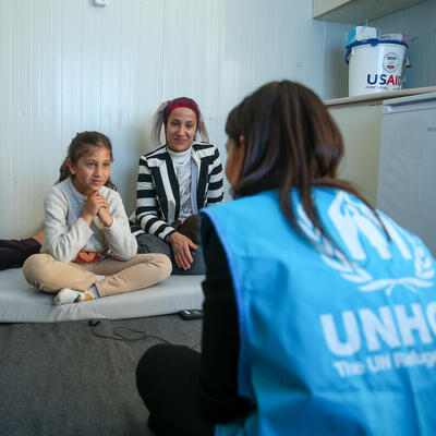 Türkiye. High Commissioner visits earthquake survivors in Hatay accommodation centre