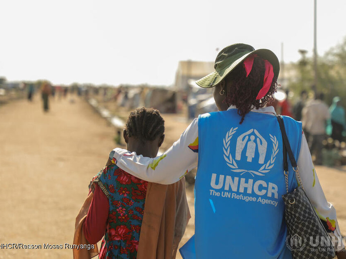 A UNHCR colleague speaks with a young South Sudanese returnee in Renk, South Sudan.