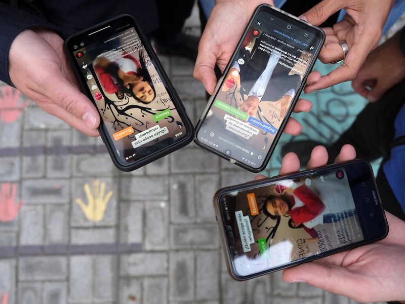  With the aim of reaching younger audiences, local UNHCR-supported project Dale Play engaged the High Commissioner in participating in a TikTok.