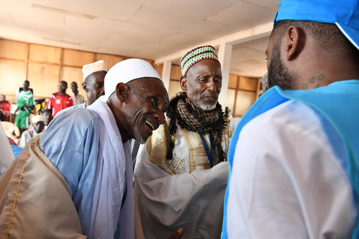 Cameroon. International footballer Alexandre Song pledges for refugees in Cameroon