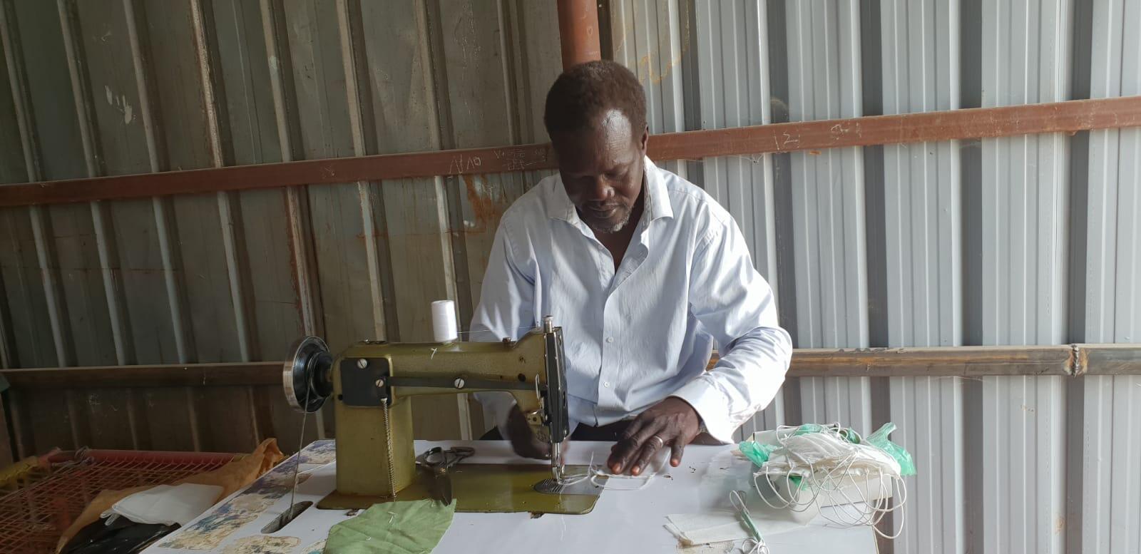 Sudan. Refugees make masks