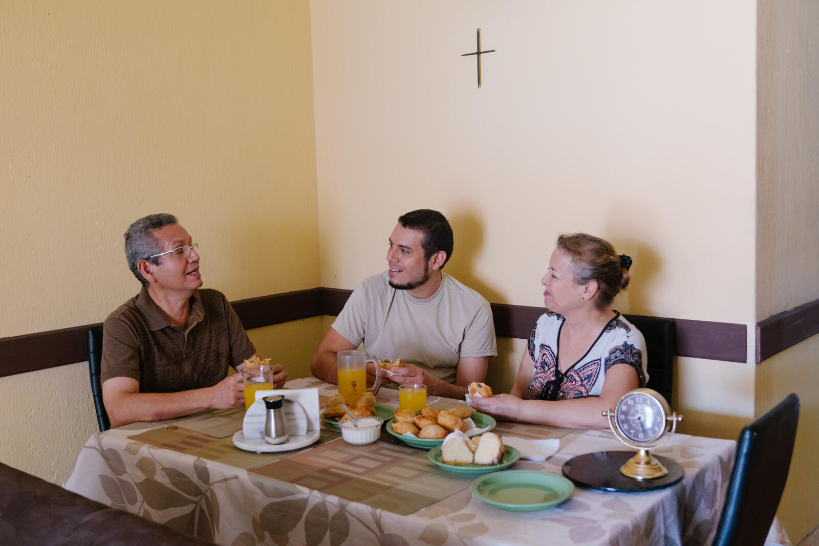 Héctor, Leo and Yesmaira take a break from their sweets confection to enjoy a family breakfast.
