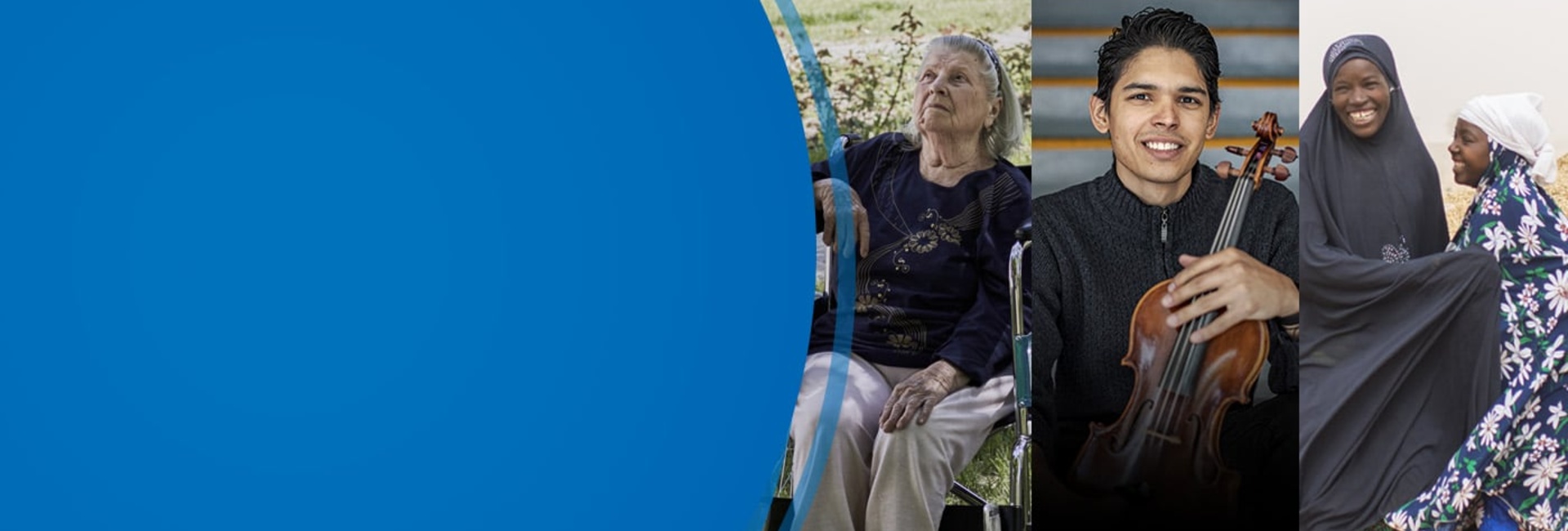 Trois réfugiés sourient à l'appareil photo. L'un tient un violon, l'autre porte une blouse médicale.