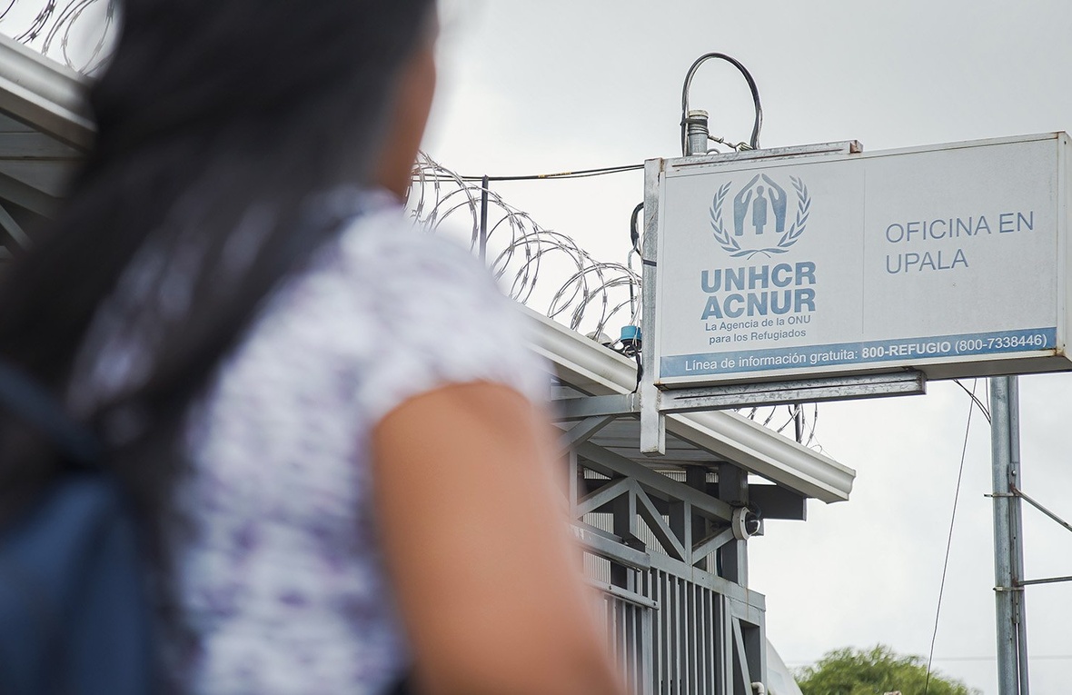Elena fuera de la oficina de ACNUR en Upala, Costa Rica.