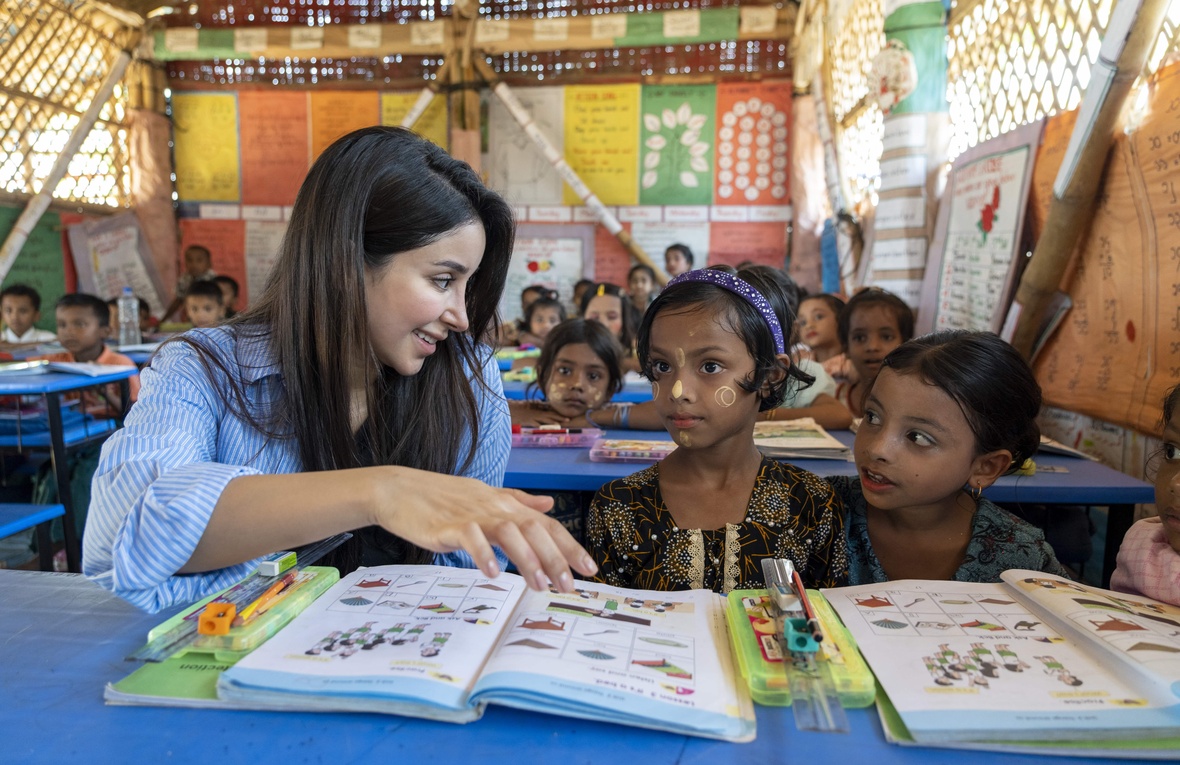 Aseel Omran, UNHCR's newest Goodwill Ambassador, meeting with young Rohingya refugees during her visit to Bangladesh