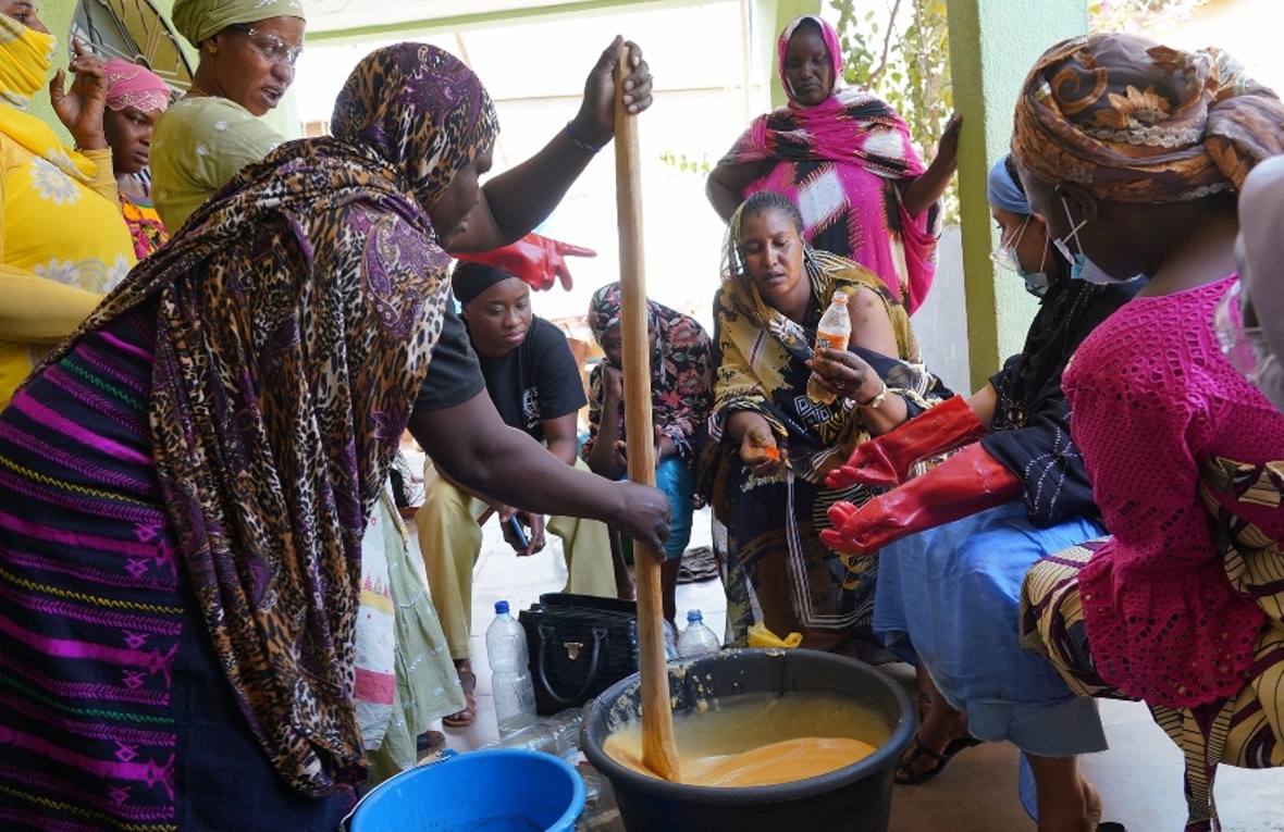 Les femmes réfugiées fabriquent du savon liquide et solide pour subvenir aux besoins de leur famille au Burkina Faso