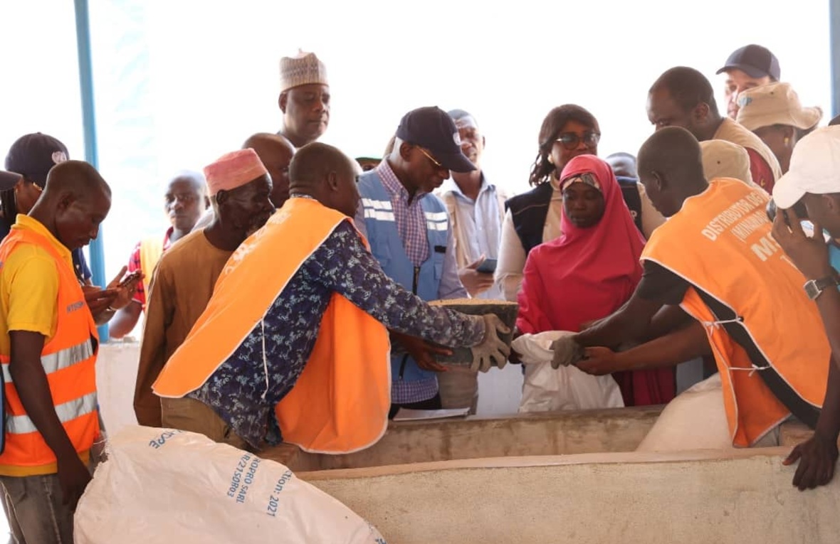 Un groupe de refugiés reçoit des vivres au camp de Minawao au Cameroun.