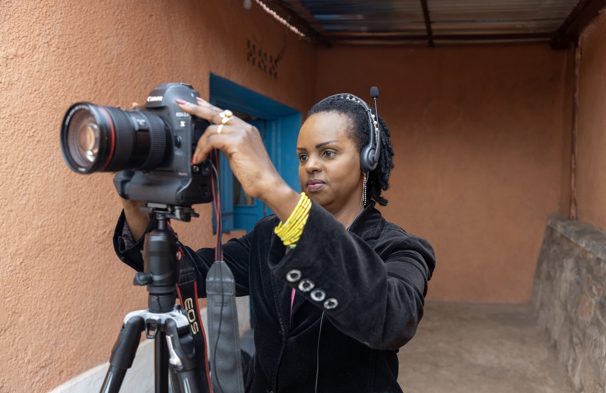 Jeanine, a Burundian refugee in Rwanda, using the power of film to fight against violence against women in her community.