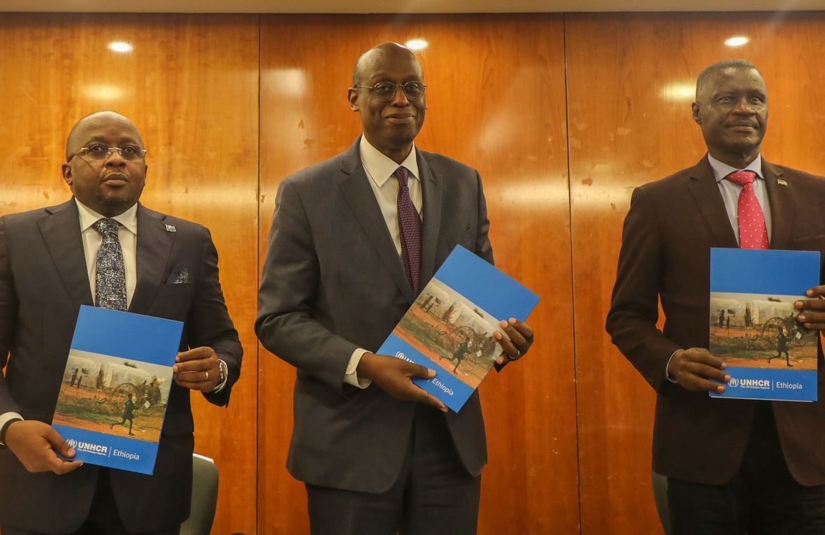 Representatives of the Governments of he Democratic Republic of Congo and Rwanda, together with UNHCR's Assitant High Commissioner (Operations) at the signing of the Tripartite agreement in Addis Ababa, Ethiopia