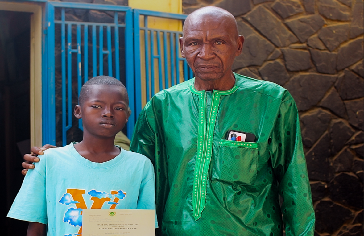 Le fils de Abdoul Kabir a reçu son acte de naissance grâce à une opération d’enregistrement civil soutenue par le HCR.