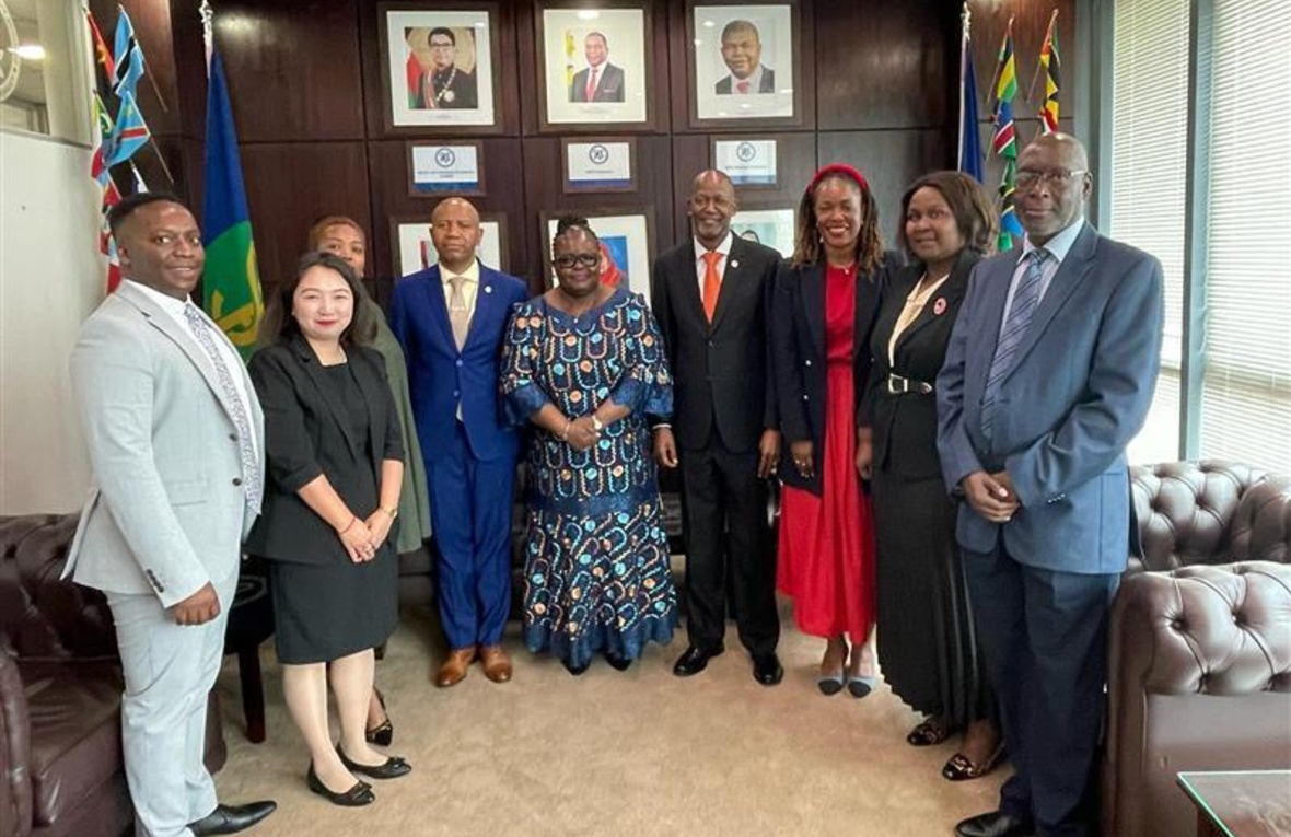 UNHCR and SADC delegations with the UNHCR Southern Africa Bureau Director, Chansa Kapaya, and Mr.  Elias M. Magosi, the Executive Secretary of the Southern African Development Community (SADC). They discussed key regional strategic issue and strengthening regional responses. 