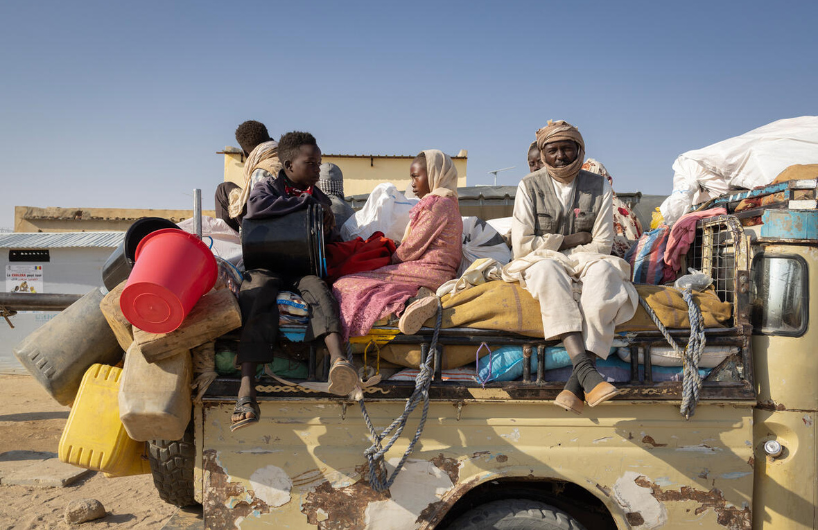 A Sudanese family has just arrived by car at the Tiné border on the Chadian side, exhausted and hungry but feeling safe. They fled recurring violence in the West Darfur region, only being able to take some few possessions with them. In Tiné, they will undergo medical screening and registration before being transported to a UNHCR transit center five kilometers away, where they will be able to stay in temporary shelters and receive food. They will then be relocated by UNHCR to Touloum refugee camp, a two-and-