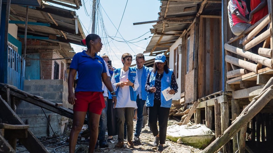 La Presidenta del Comité Ejecutivo de ACNUR, Embajadora Kadra Ahmed Hassan, visita el barrio Santa Fé, en Buenaventura, Colombia.