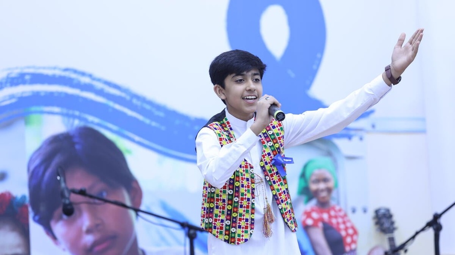 Un jeune garçon chantant sur scène