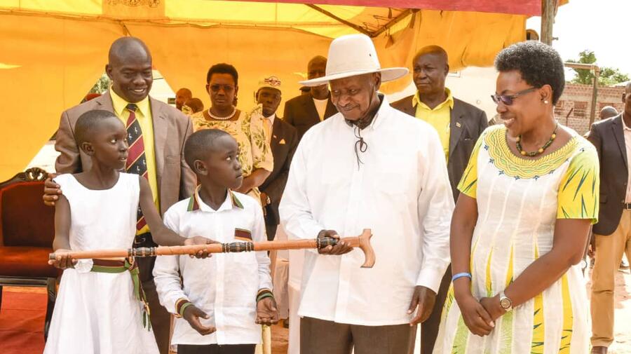 Uganda. Presidential visit cheers refugees