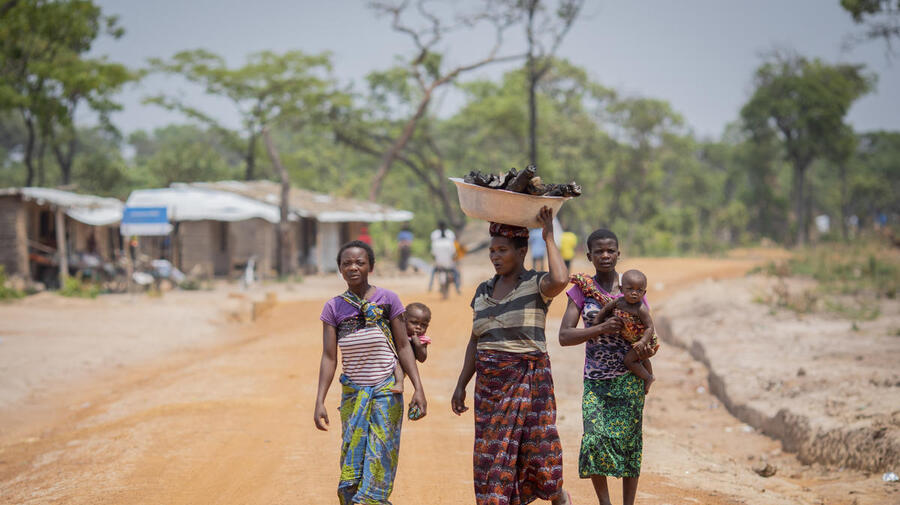 Zambia. UNHCR Chief meets Congolese and local traders at Mantapala market