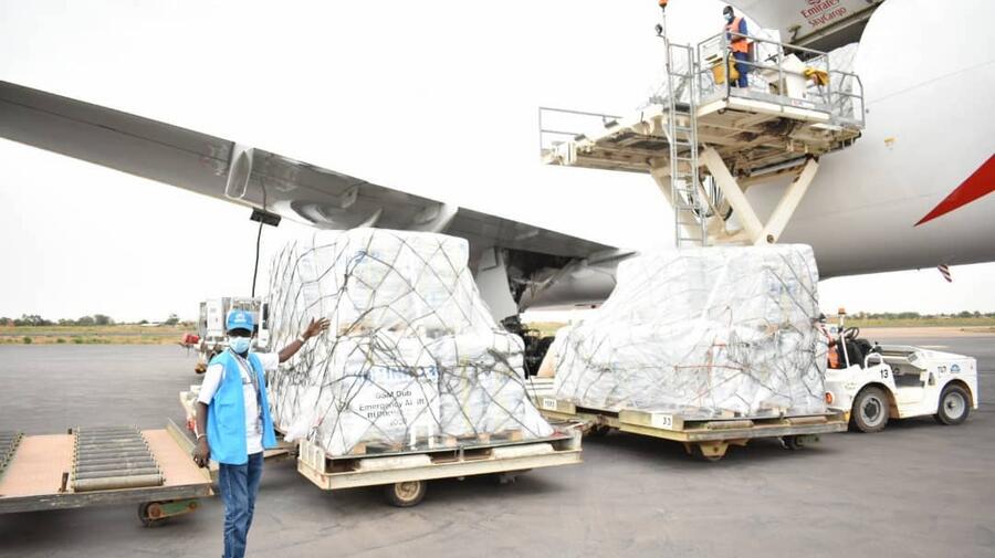 Burkina Faso. UNHCR airlifts emergency aid.