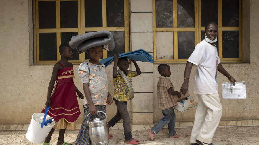 Refugees from the Central Africa Republic have just collected NFIs at a UNHCR distribution center in Yakoma, northern DRC, and are walking back to the homes of the Congolese families hosting them. 