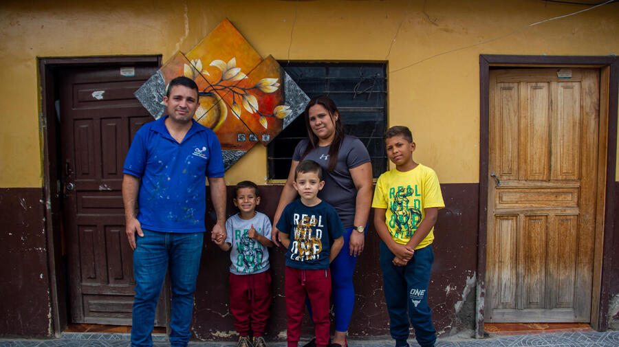 Ecuador. Displaced Venezuelan family makes a living from art