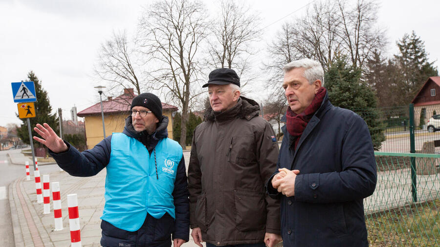 Poland. High Commissioner visits Medyka Polish border crossing and reception centre