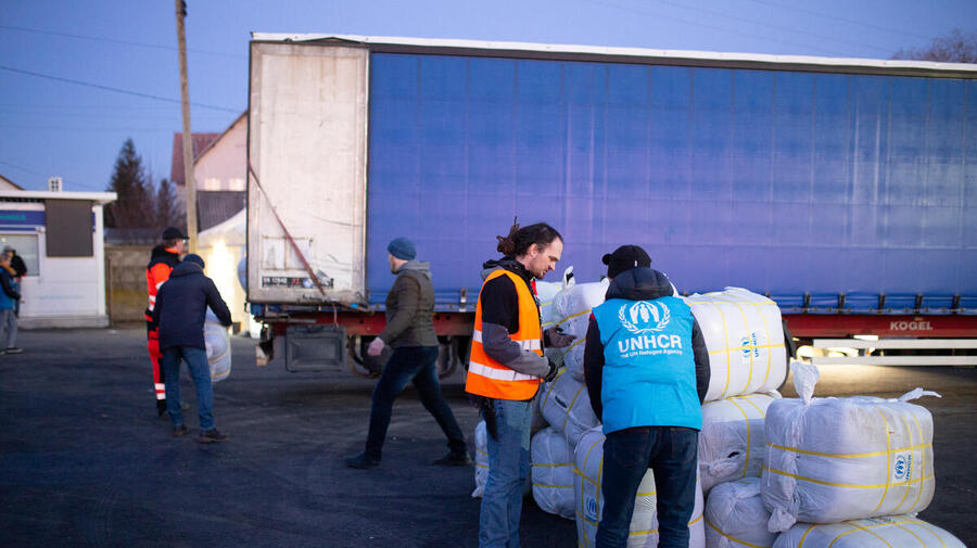 Ukraine. UNHCR distributes blankets to people waiting to cross the border to Poland