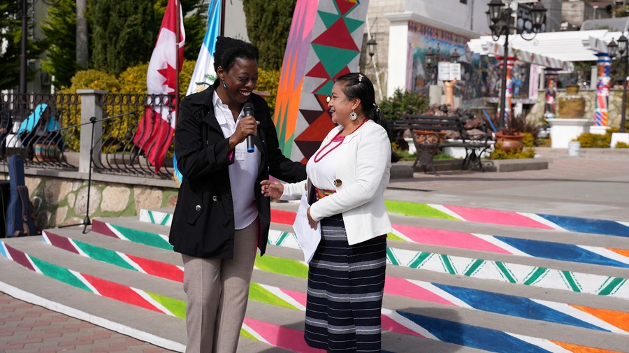 La representante de ACNUR en Guatemala, Besem Obenson, y la representante de la Municipalidad Santa Apolonia durante el evento de lanzamiento de la iniciativa.